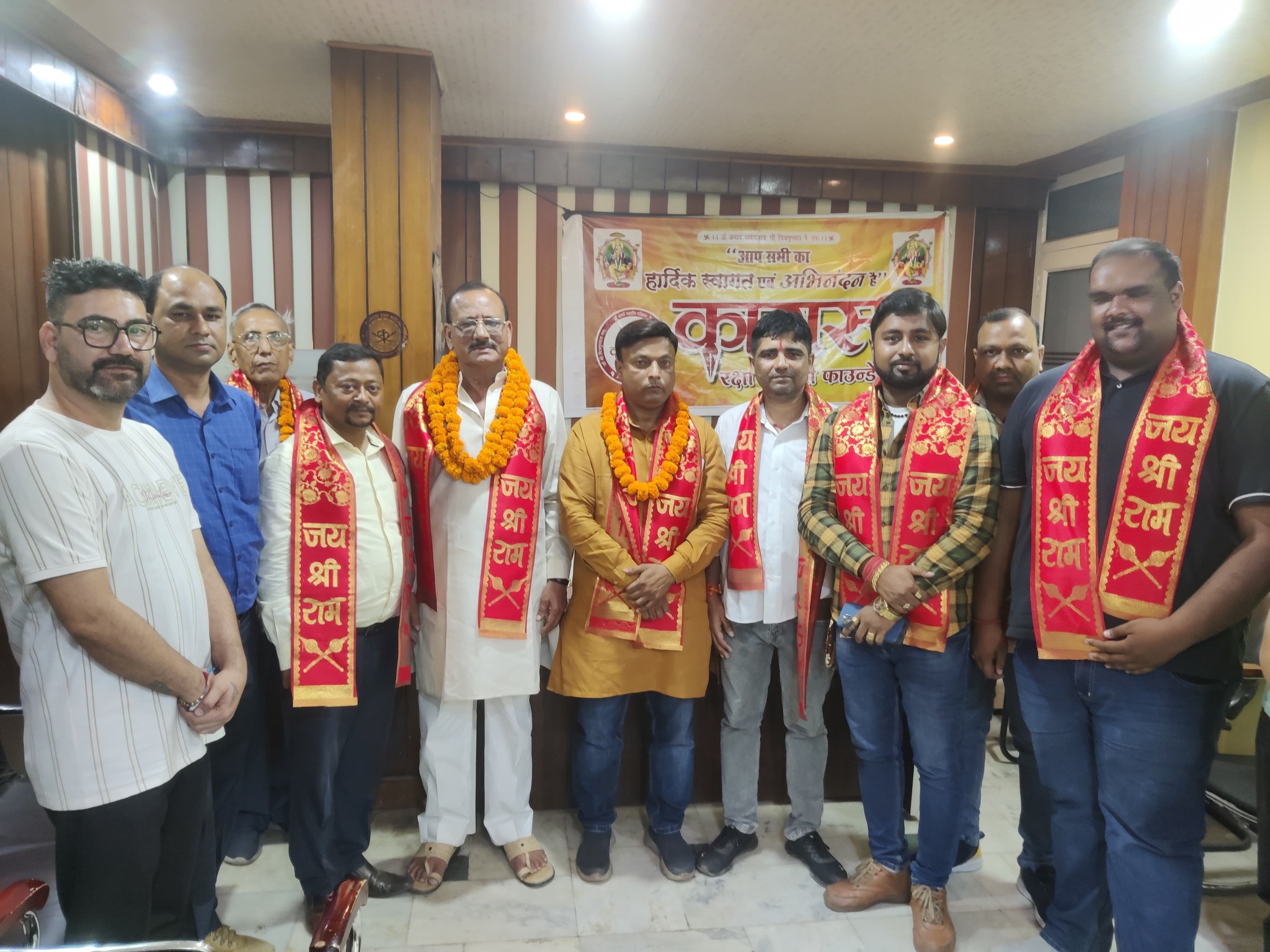 कायस्थ रक्षा वाहिनी के कार्यालय पर बड़े भाई रमेश श्रीवास्तव जी को सम्मानित किया गया समाज के विकास के लिए महत्वपूर्ण विषयों पर चर्चा हुई और उनका मार्गदर्शन प्राप्त हुआ उनके साथ नकुल सक्सेना भाई आरके श्रीवास्तव जी को भी सम्मानित किया गयाl