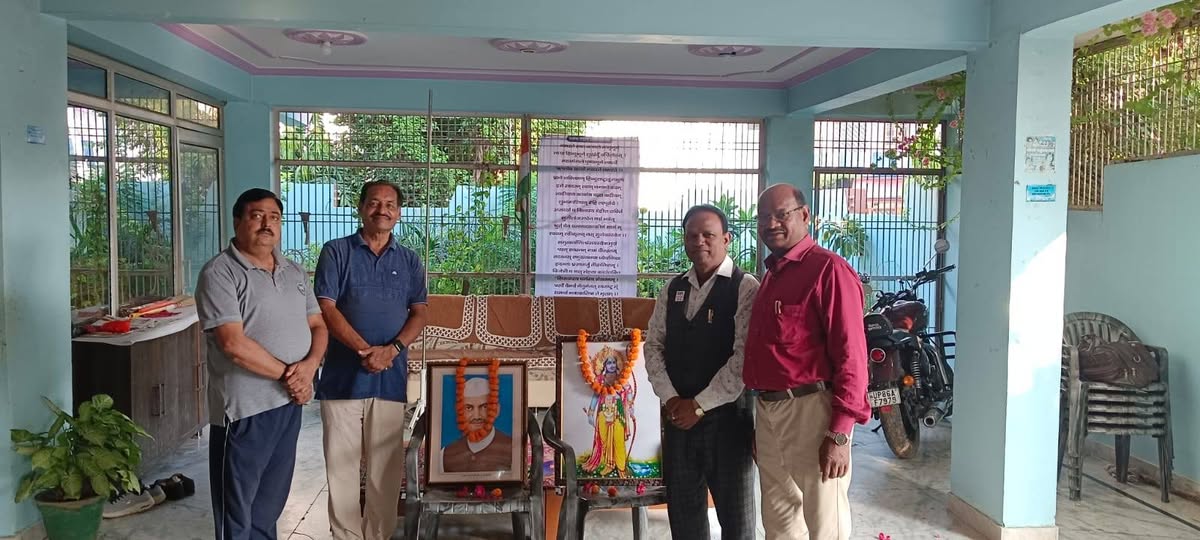 कायस्थ रक्षा वाहिनी के जिला कार्यालय हाथरस में शास्त्री जी का जन्मदिन मनाया गया !