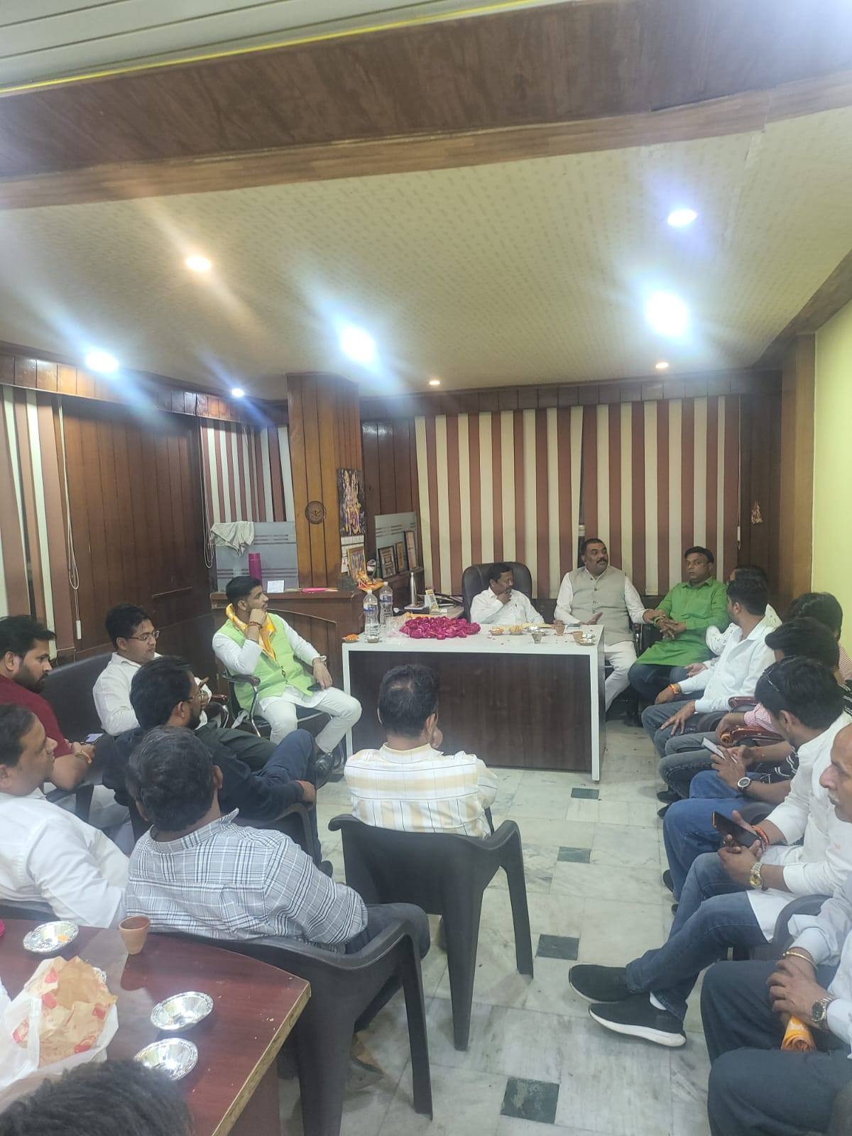 कायस्थ रक्षा वाहिनी कार्यालय पर सदस्यता ग्रहण एवं सम्मान समारोह का कार्यक्रम सफलतापूर्वक संपन्न हुआ। इस कार्यक्रम में तुषार श्रीवास्तव युवा नेता पश्चिम विधान सभा जी के साथ कई युवाओं ने कायस्थ रक्षा वाहिनी की सदस्यता ग्रहण की। कार्यक्रम संचालन रामायण श्रीवास्तव राष्ट्रीय अध्यक्ष गौरव श्रीवास्तव राष्ट्रीय महासचिव शिवेंदु श्रीवास्तव राष्ट्रीय उपाध्यक्ष अनुज सिन्हा महामंत्री अंशू श्रीवास्तव भाई अमिताभ श्रीवास्तव भाई मनीष वर्मा जी मानस मित्रा जी अन्य कायस्थ भाई उपस्थित रहे। जय चित्रगुप्त भगवान की।